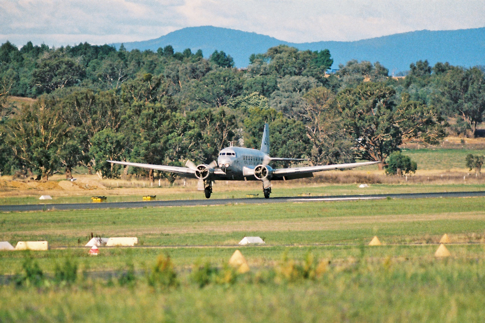 DC-2 landing at Albury 1984