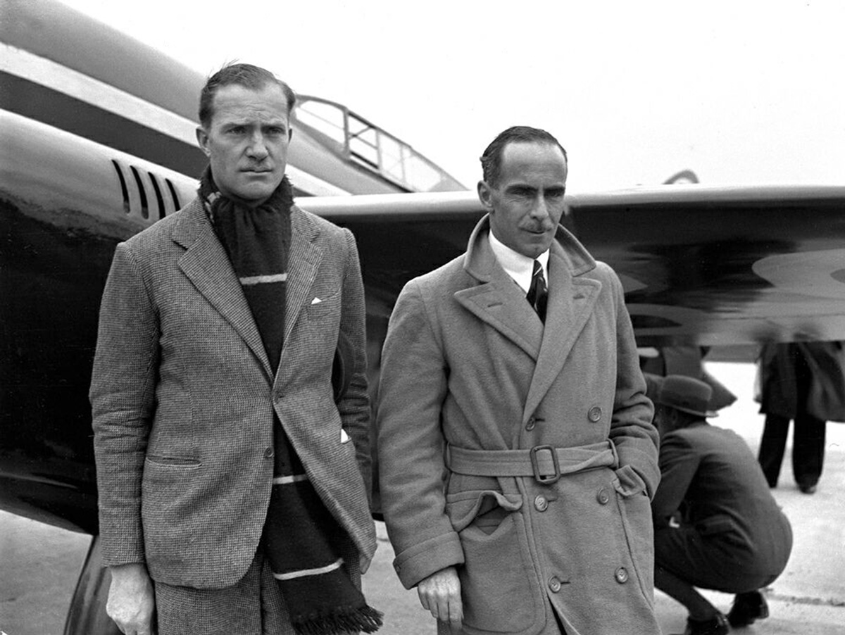  British aviators Charles Scott and Tom Campbell Black with their de Havilland DH.88 'Grosvenor House' 