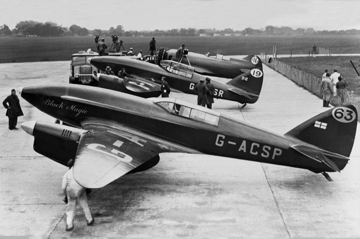  de Havilland DH.88 Comet 'Black Magic' (did not finish) and DH.88 Comet G-ACSR (finished 4th). Granville Gee Bee R-6H at rear (did not finish)  