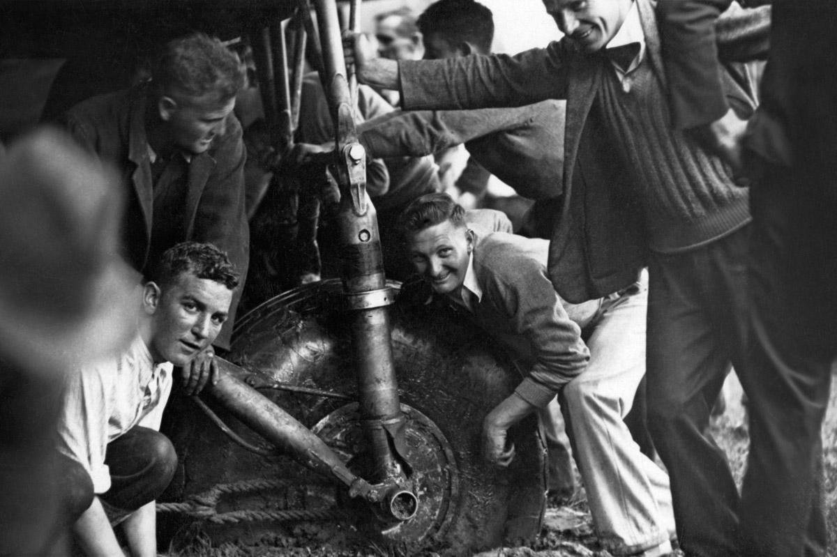  Albury locals inspect bogged KLM 'Uiver' DC-2 at Albury Racecourse (ARM-84.119.01) 