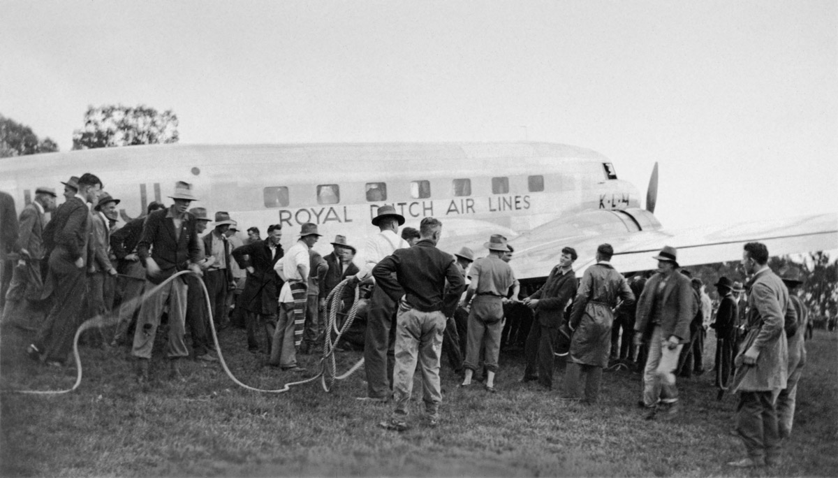  Ropes being attached to the KLM 'Uiver' DC-2 (ARM-12.999) 