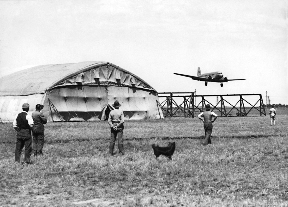  The KLM 'Uiver' DC-2 Uiver landing at Laverton after crossing the finish line at Flemington (State Library VIC) 