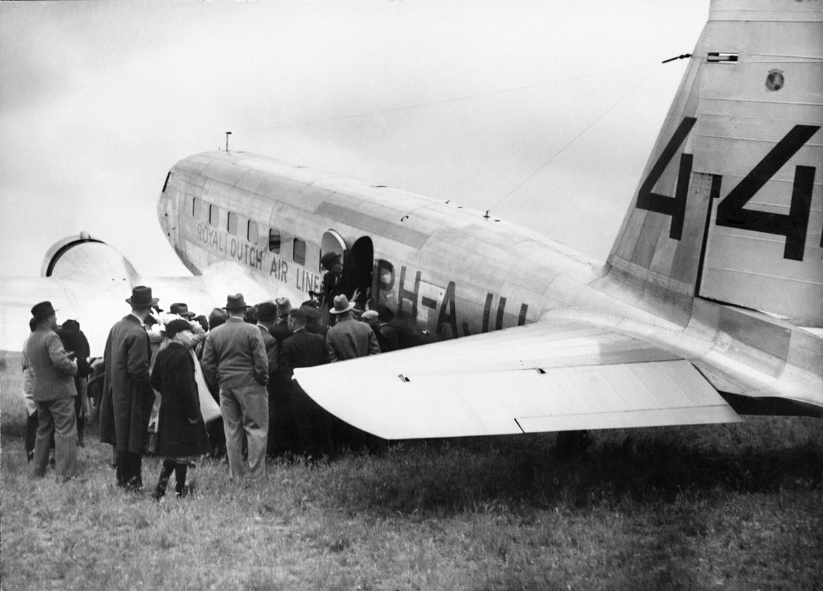  Albury Mayor Alf Waugh inspecting the Uiver at Laverton (State Library VIC) 