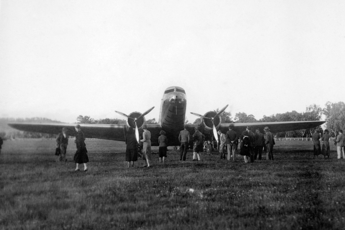  Albury locals inspect the KLM 'Uiver' DC-2 at Albury Racecourse (ARM-14.811) 