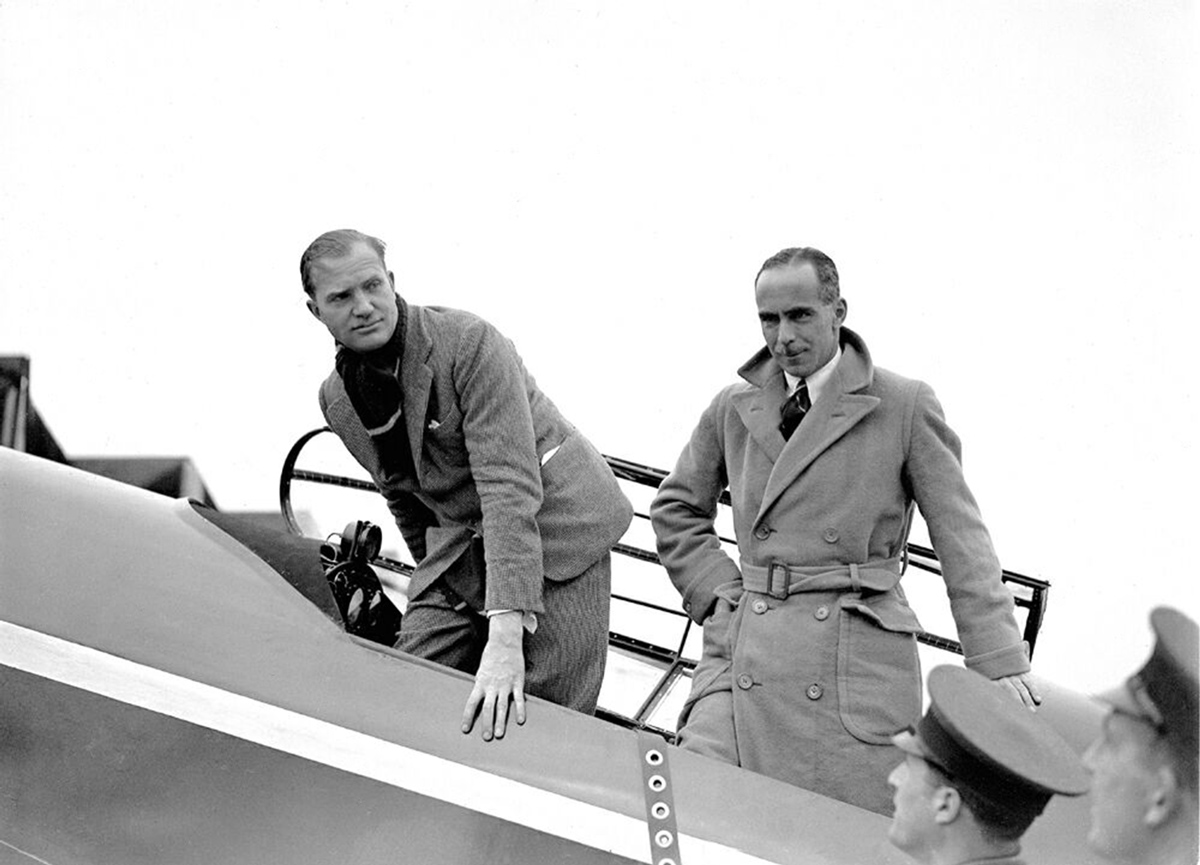  British aviators Charles Scott and Tom Campbell Black in their de Havilland DH.88 'Grosvenor House' 