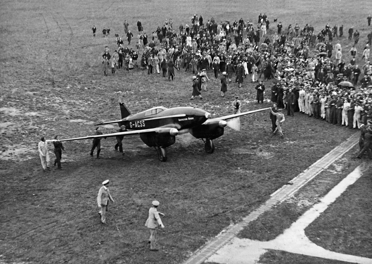  Crowd greets Scott and Campbell Black at Laverton (State Library VIC) 