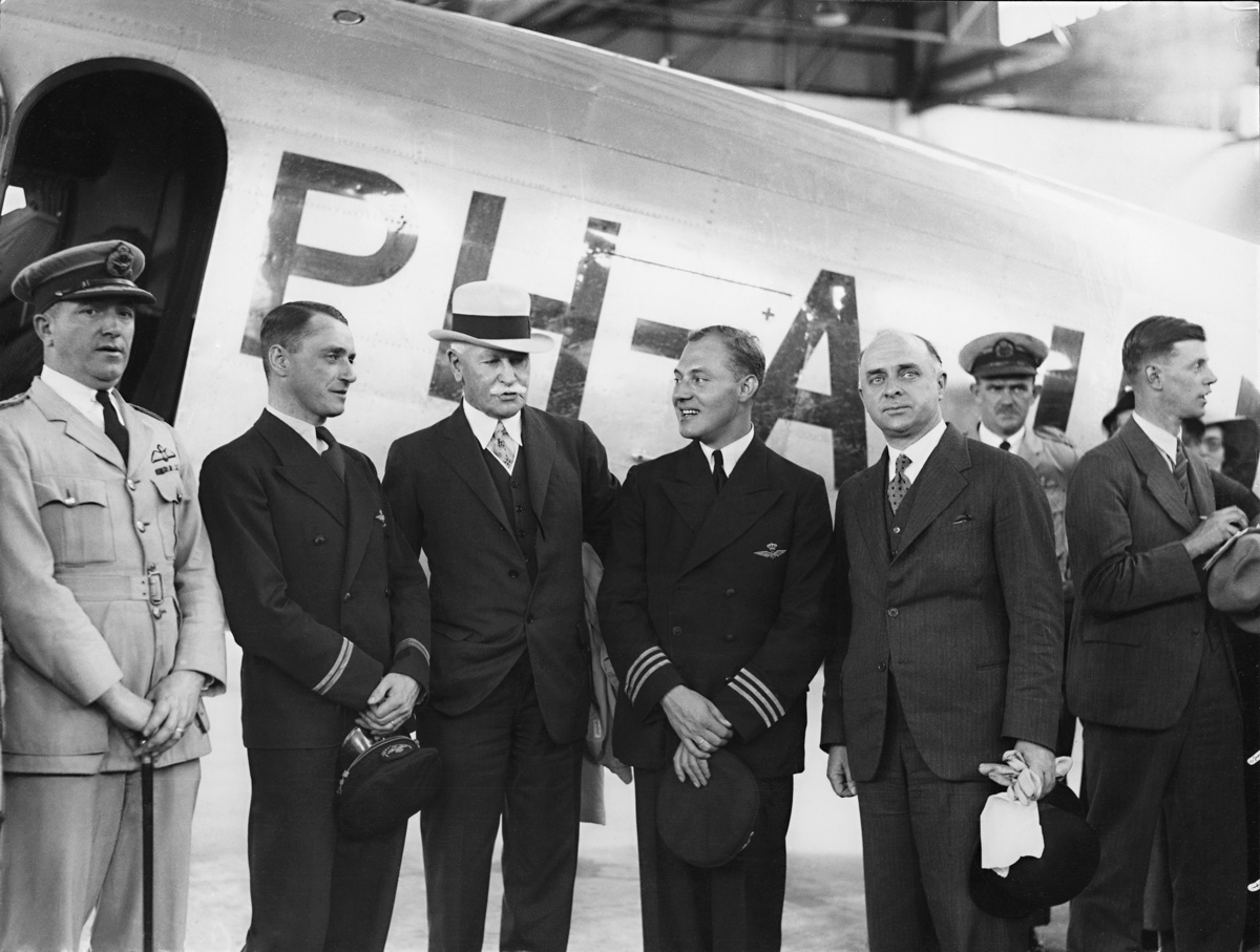  KLM Pilots Jan Moll and Koene Parmentier with race sponsor Sir MacPherson Robertson at Laverton (State Library VIC) 