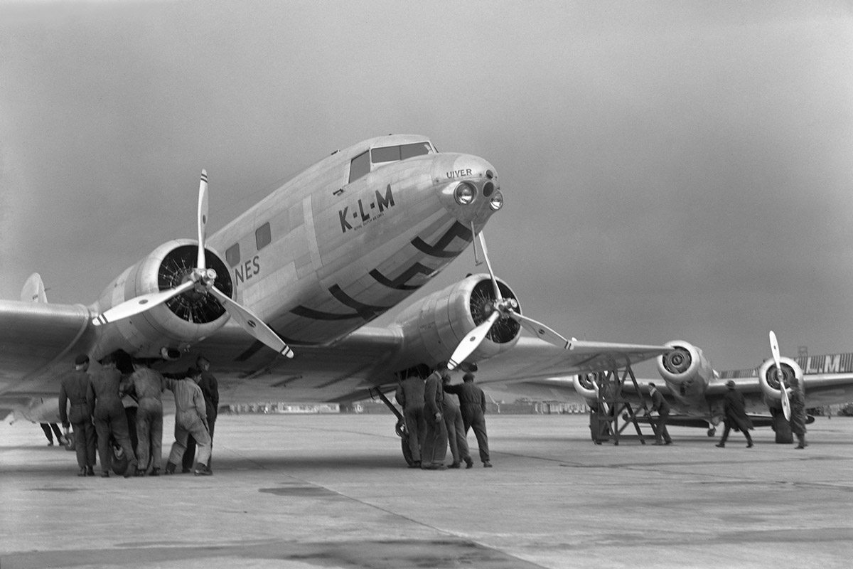  KLM 'Uiver' DC-2 and Pander S4 at Schiphol airport before leaving the Netherlands for Mildenhall (Air France-KLM) 