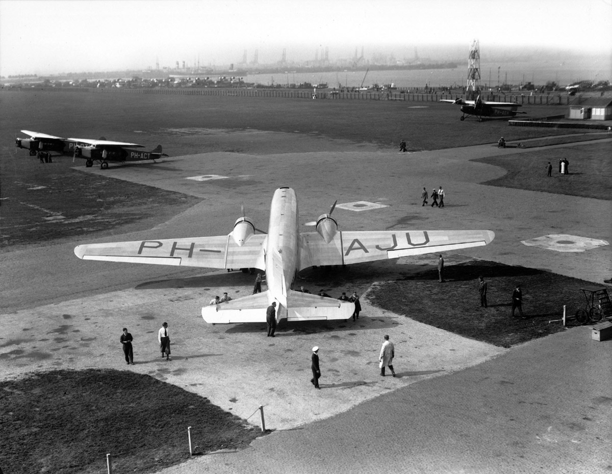  The KLM 'Uiver' DC-2 at Waalhaven Airport 