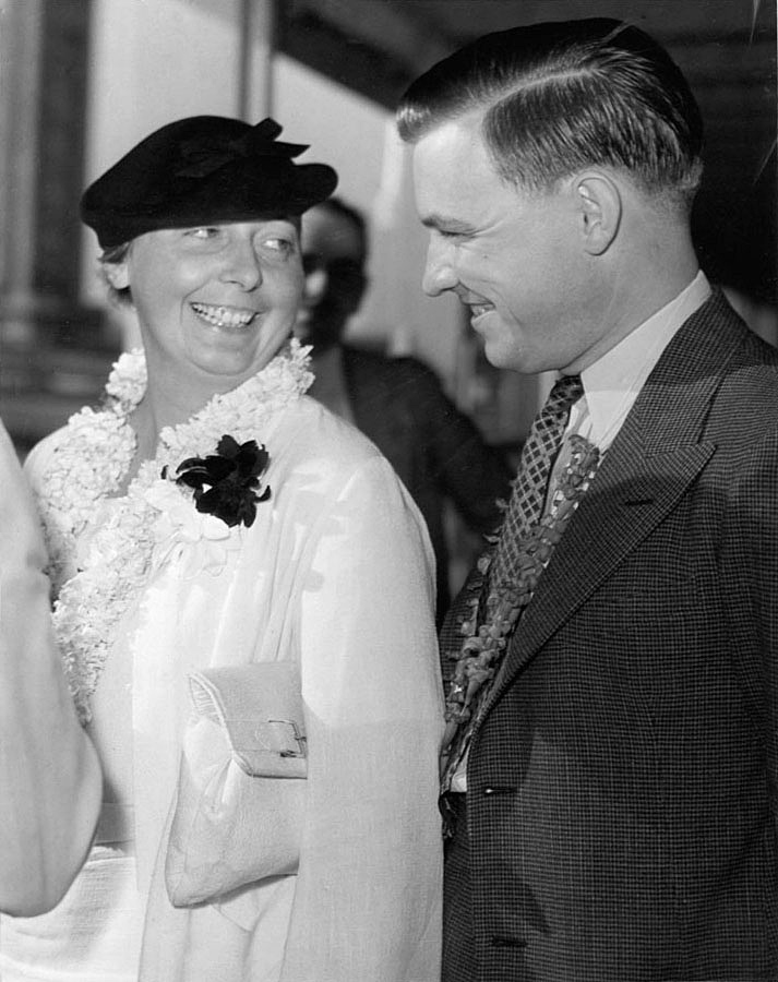  Uiver passenger Thea Rasche and 'Warner Bros Comet' radio operator Reeder Nichols in Hawaii on their way to the USA after the race 