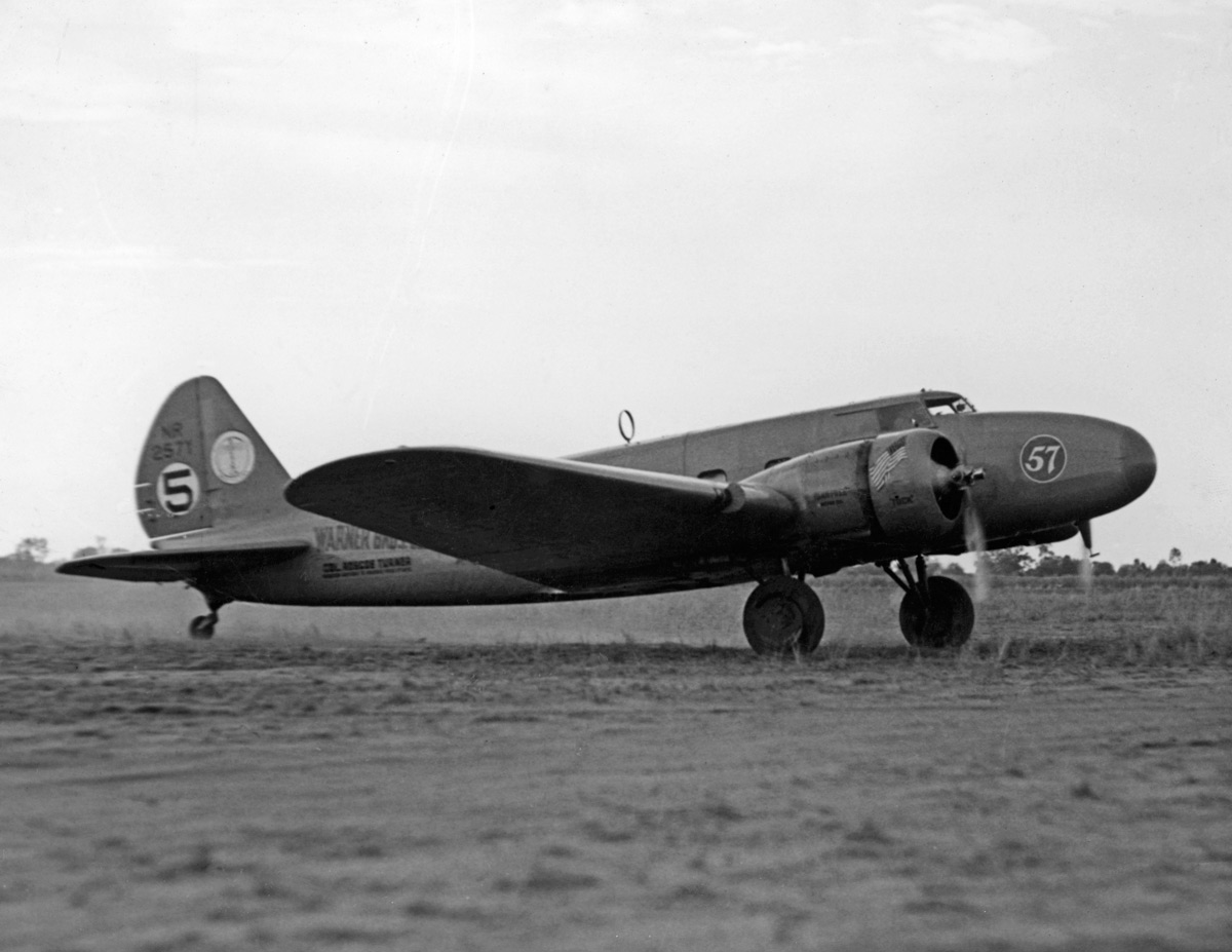 Boeing 247D 'Warner Brothers Comet' arriving at Charleville 