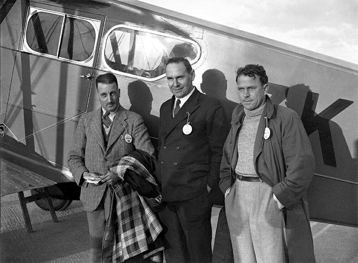  Squadron Leader James Hewett (L), Passenger and photogragher Frank Stewart (C), Flying Officer Cyril Kay (R) and their DH.89 Dragon Rapide 'Tainui' (finished 9th) 