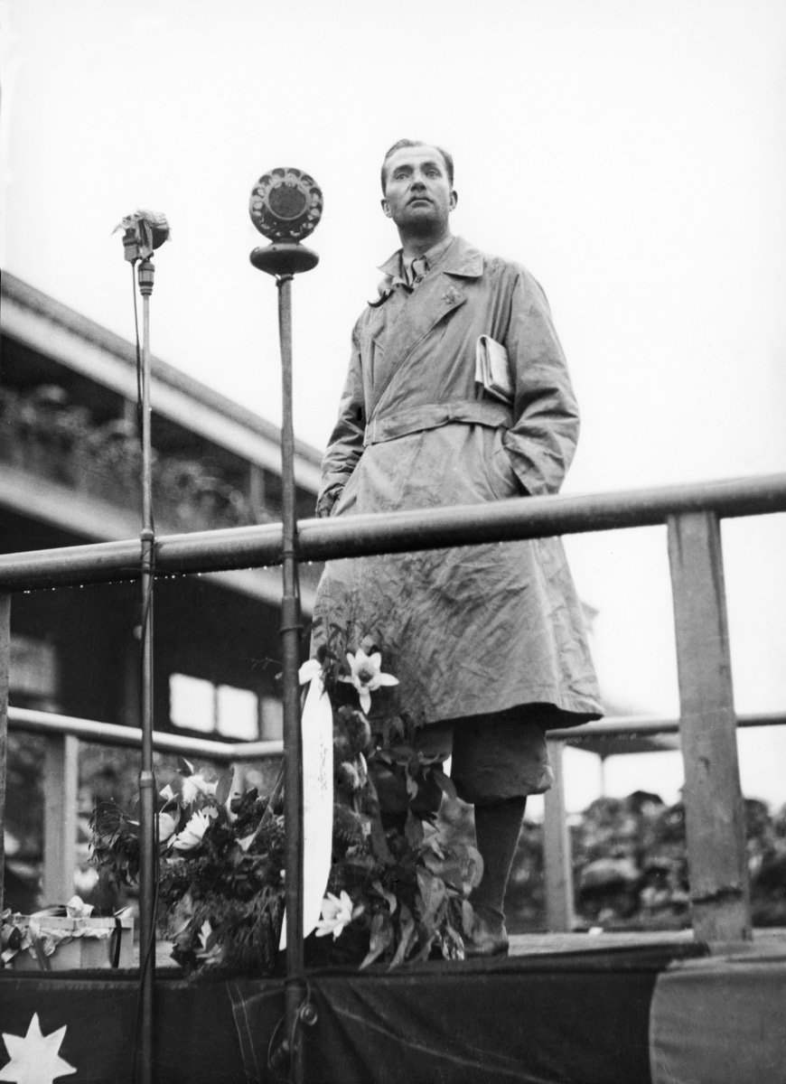  Charles Scott addressing the crowd at Flemington Racecourse (State Library VIC) 