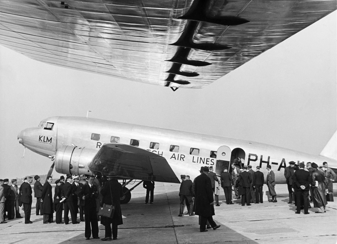  Passengers return after a publicity flight from Rotterdam to Amsterdam on the KLM DC-2 (PH-AJU), September 1934 