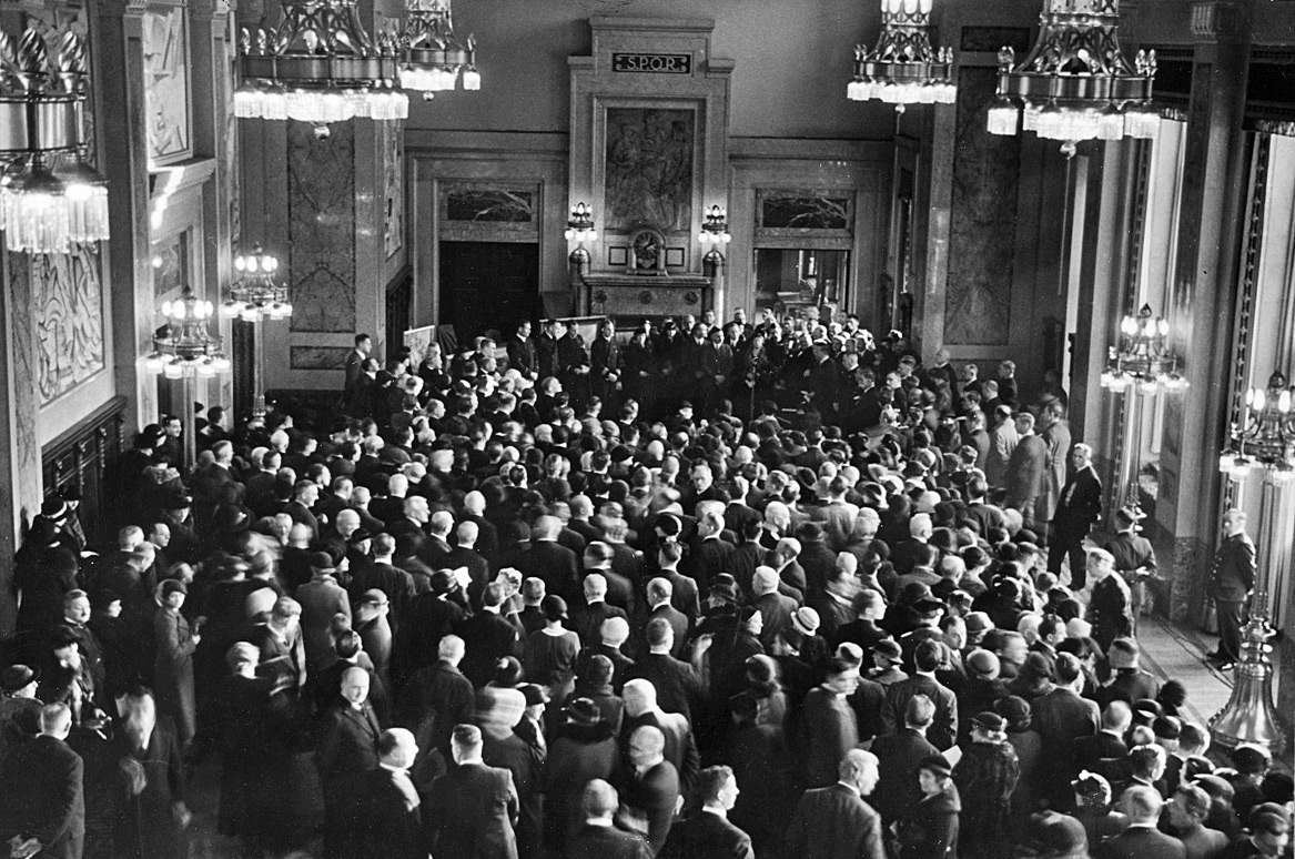  Honouring the 'Uiver' crew at the Rotterdam City Hall, 30 November 1934 