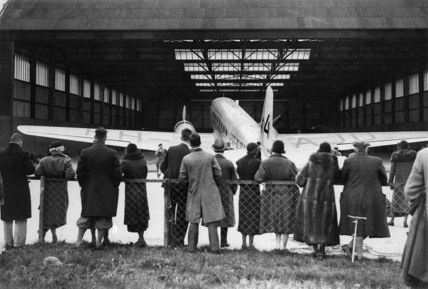  Spectators looking at the KLM 'Uiver' DC-2 at Mildenhall 