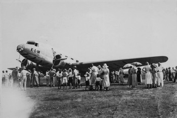  The KLM 'Uiver' DC-2 being inspected by Darwin locals (Northern Territory Library) 