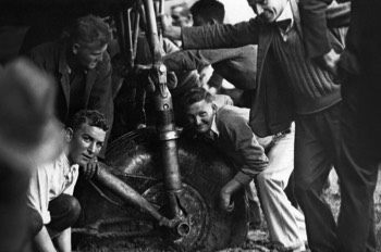  Albury locals inspect bogged KLM 'Uiver' DC-2 at Albury Racecourse (ARM-84.119.01) 