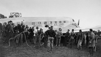  Ropes being attached to the KLM 'Uiver' DC-2 (ARM-12.999) 