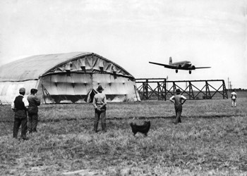  The KLM 'Uiver' DC-2 Uiver landing at Laverton after crossing the finish line at Flemington (State Library VIC) 