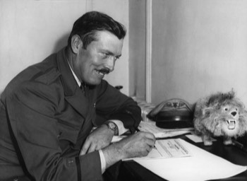  Colonel Roscoe Turner and his lion mascot 'Gilmore' at the Menzies Hotel, Melbourne (State Library VIC) 