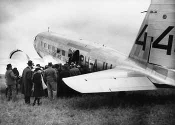  Albury Mayor Alf Waugh inspecting the Uiver at Laverton (State Library VIC) 