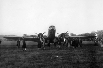  Albury locals inspect the KLM 'Uiver' DC-2 at Albury Racecourse (ARM-14.811) 