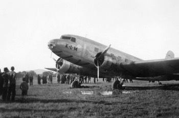  KLM 'Uiver' DC-2 bogged on Albury Racecourse (Noel Jackling Collection) 