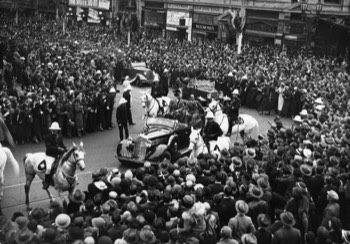  Huge crowds gathered to see the race competitors in Melbourne (State Library VIC) 