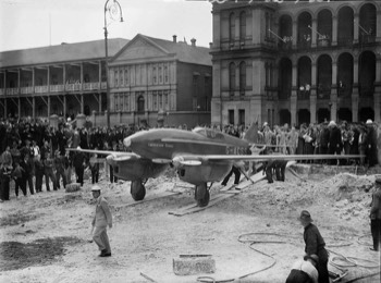  The race-winning de Havilland DH.88 Comet 'Grosvenor House' on display in Sydney, November 1934 