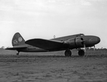  Boeing 247D 'Warner Brothers Comet' arriving at Charleville 