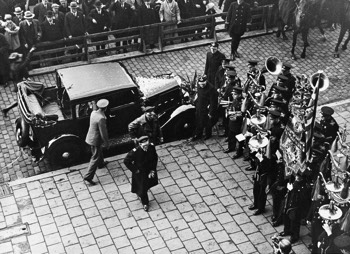  Parmetier and Moll arriving at the Rotterdam City Hall 