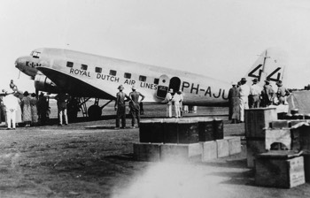  The KLM 'Uiver' DC-2 being inspected by Darwin locals (Northern Territory Library) 