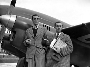  Owen Cathcart-Jones and Ken Waller with their de Havilland DH.88 (finished 4th) 
