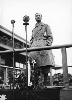  Charles Scott addressing the crowd at Flemington Racecourse (State Library VIC) 