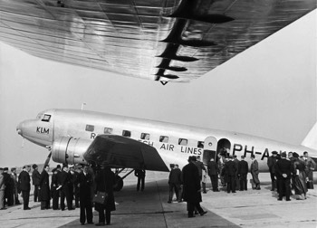  Passengers return after a publicity flight from Rotterdam to Amsterdam on the KLM DC-2 (PH-AJU), September 1934 