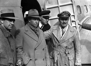  Aircraft mechanic Don Young (L), Clyde Pangborn (C) and Roscoe Turner (R). Reeder Nichols at rear. 