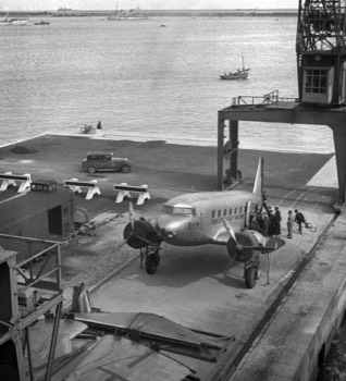  DC-2 (PH-AJU) unloaded at Waalhaven Dock (Rotterdam) 