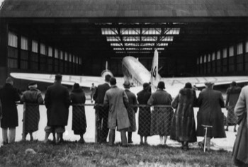  Spectators looking at the KLM 'Uiver' DC-2 at Mildenhall 